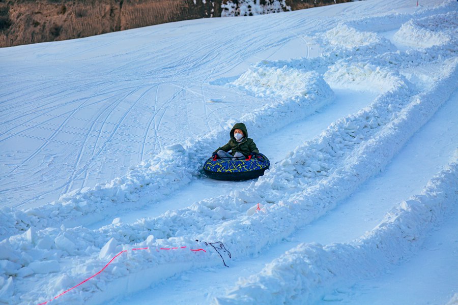 游客體驗冰雪娛樂項目。榆中縣委宣傳部供圖