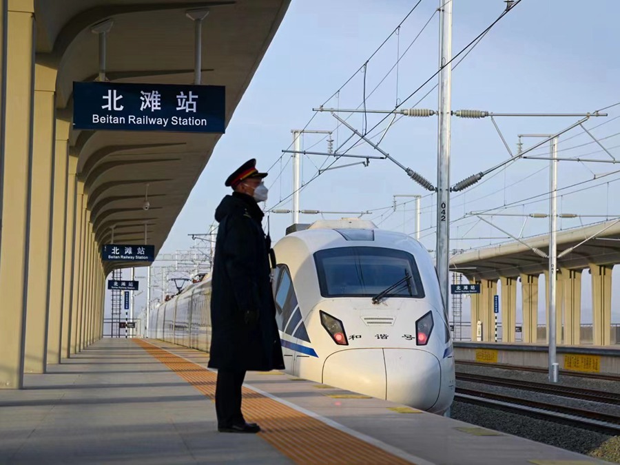 銀川至蘭州高鐵今日全線開通運行。中國鐵路蘭州局集團有限公司供圖