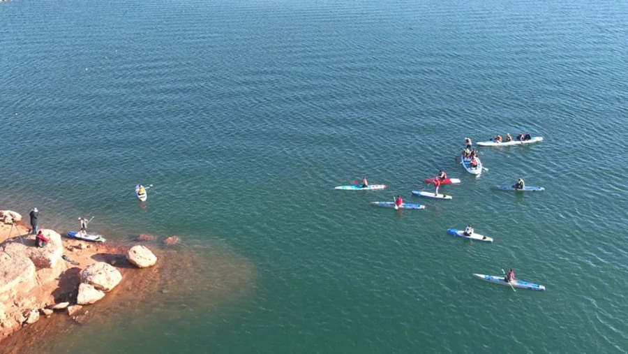 槳板愛好者在甘肅臨夏州永靖縣舉行“槳板嘉年華”。臨夏州委宣傳部供圖