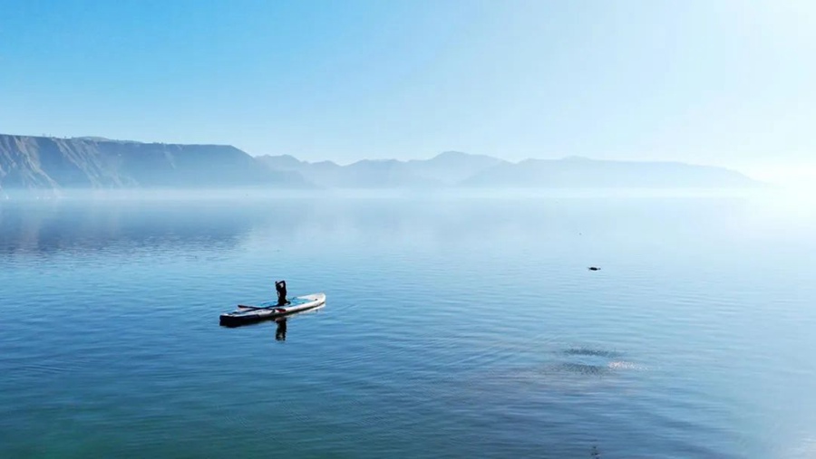 槳板愛好者在甘肅臨夏州永靖縣舉行“槳板嘉年華”。臨夏州委宣傳部供圖