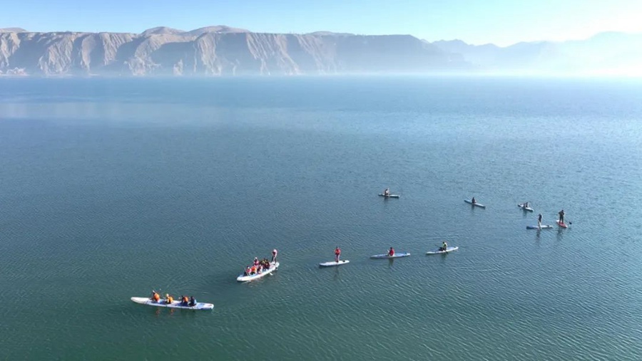 槳板愛好者在甘肅臨夏州永靖縣舉行“槳板嘉年華”。臨夏州委宣傳部供圖