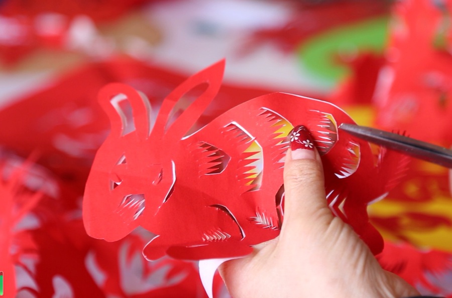 創作兔元素剪紙作品。盤小美攝
