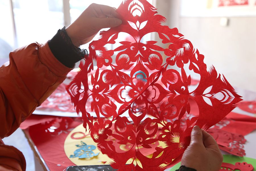 慶陽市西峰區非遺剪紙傳承人張銳利創作的兔年新春主題剪紙作品。盤小美攝