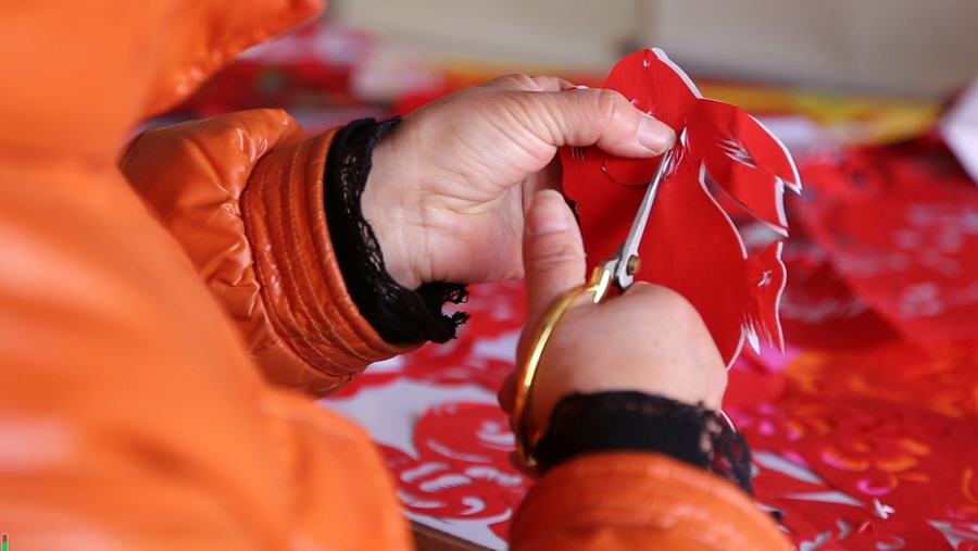 慶陽市西峰區非遺剪紙傳承人張銳利創作的新春主題剪紙作品。盤小美攝