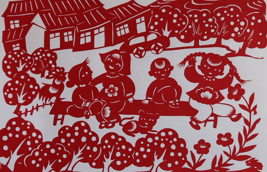 慶陽市西峰區非遺剪紙傳承人張銳利創作的新春主題剪紙作品。盤小美攝