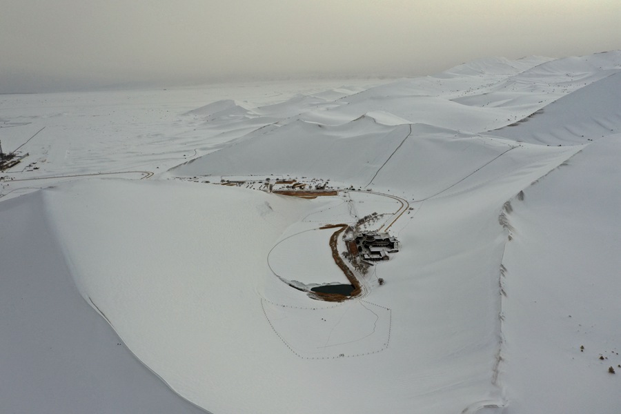 雪后的甘肅省敦煌市鳴沙山月牙泉景區銀裝素裹，景色如畫。張曉亮攝