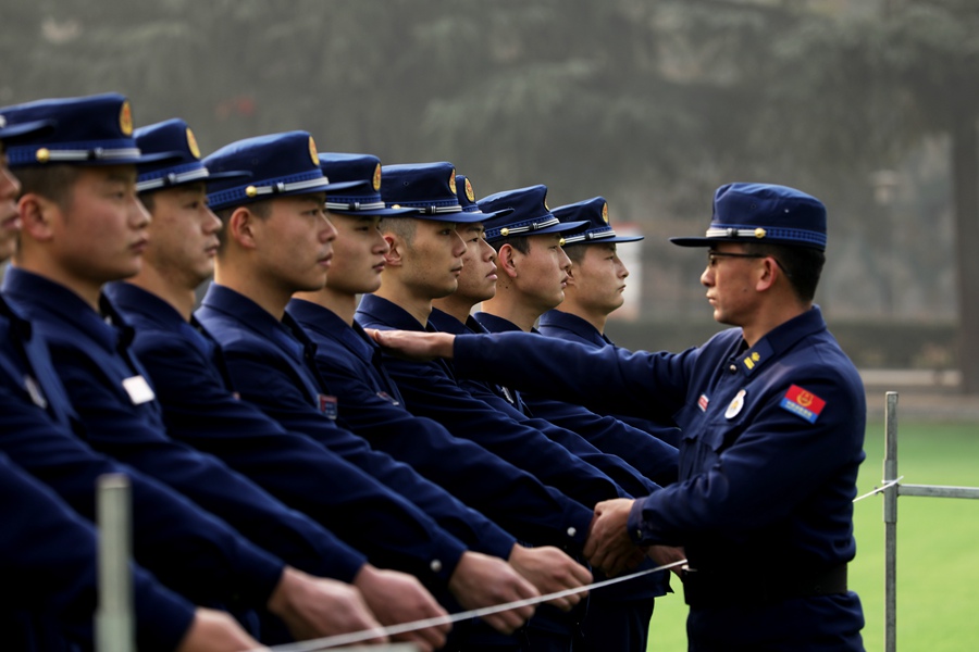 新消防員正在進行隊列訓練。