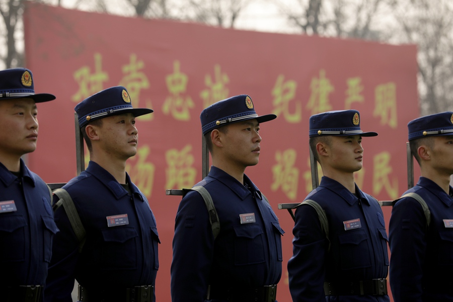 新消防員正在進行隊列訓練。