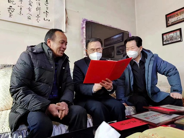甘肅省委常委、省委政法委書記劉長根在平涼市靜寧縣靈芝鄉張堡村慰問全國“見義勇為先進個人”張鎖鎖。甘肅省見義勇為基金會供圖