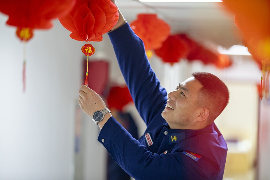 甘肅張掖：張燈結彩迎新春 消防隊里年味濃。