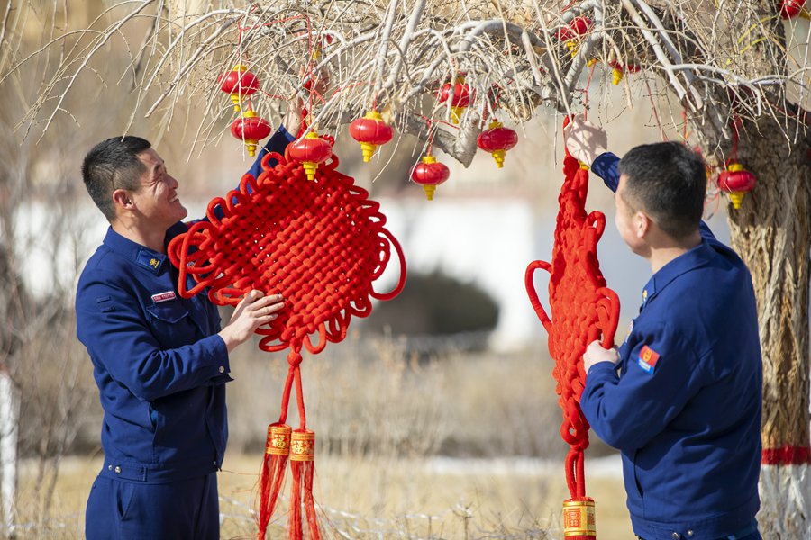 甘肅張掖：張燈結彩迎新春 消防隊里年味濃。