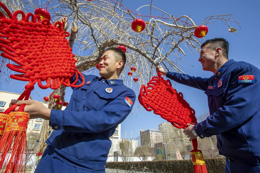 甘肅張掖：張燈結彩迎新春 消防隊里年味濃。