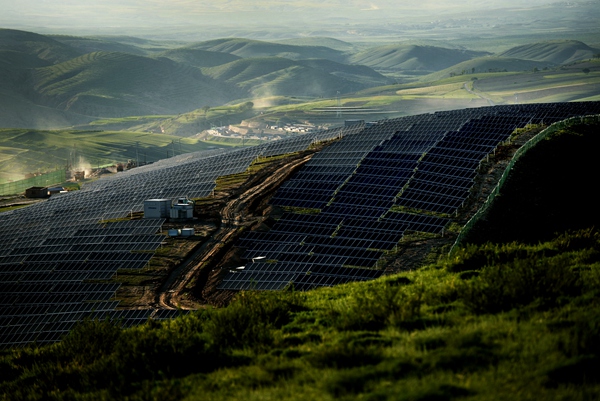 位于環縣甜水鎮何塬村的光伏發電場。黃克義 攝
