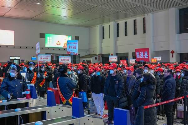 甘肅迎來節后返崗務工潮。蘭州鐵路局供圖
