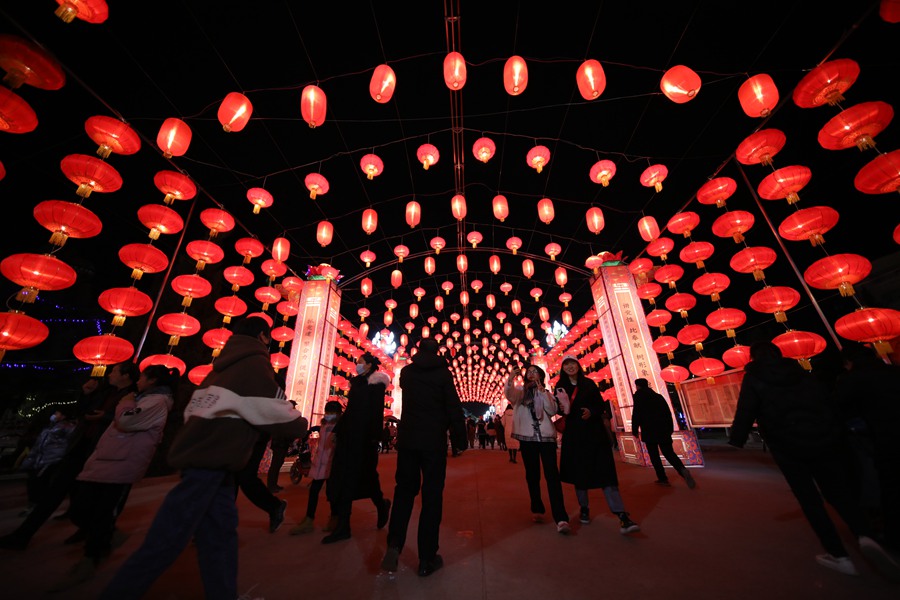 甘肅正寧：華燈璀璨迎元宵 小城年味濃。馬會剛攝