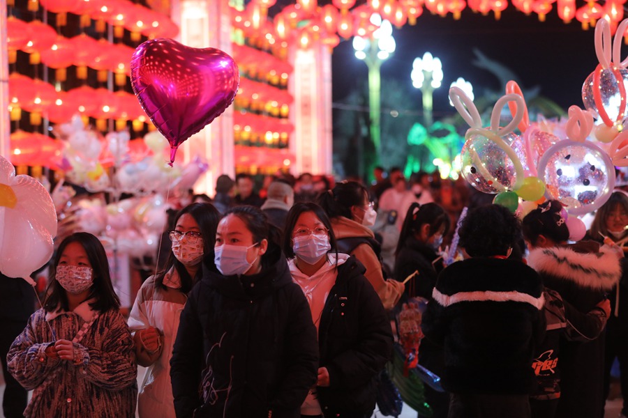 甘肅正寧：華燈璀璨迎元宵 小城年味濃。馬會剛攝