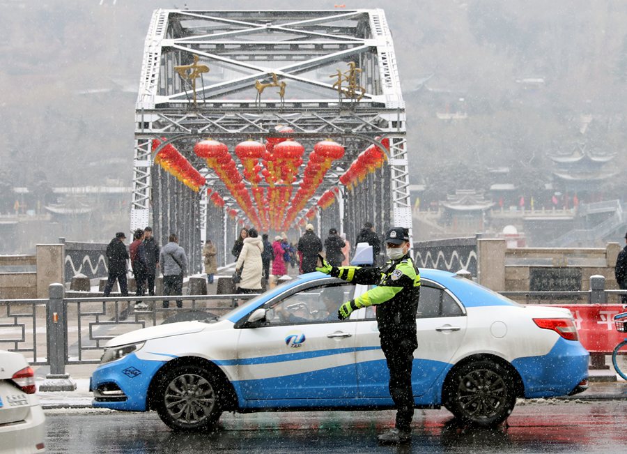 蘭州公安交警指揮交通保暢通。范國臣攝