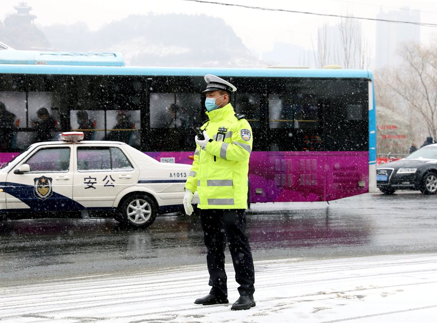 蘭州公安交警指揮交通保暢通。范國臣攝
