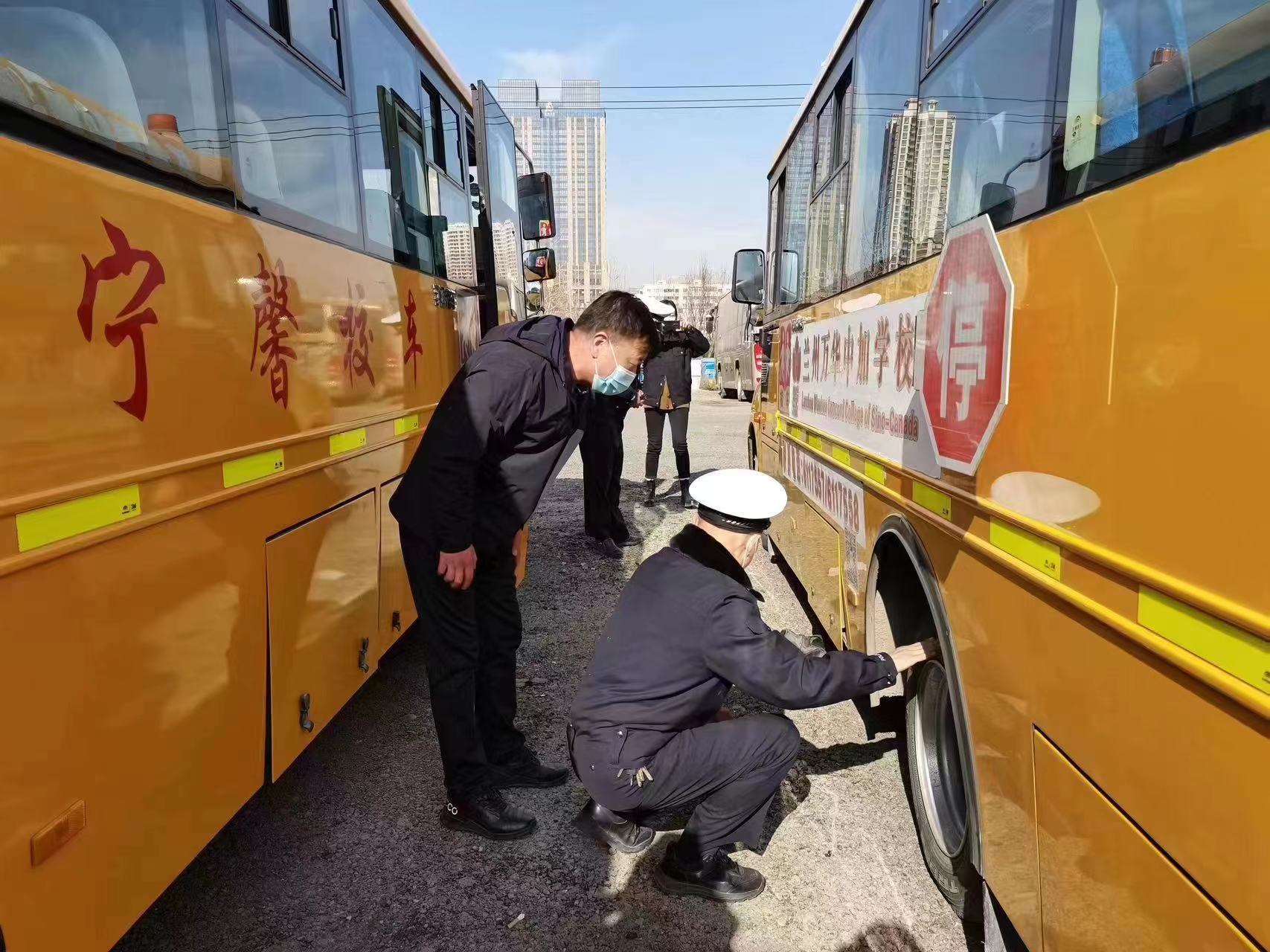 校車“體檢”迎開學。陳璟玉攝