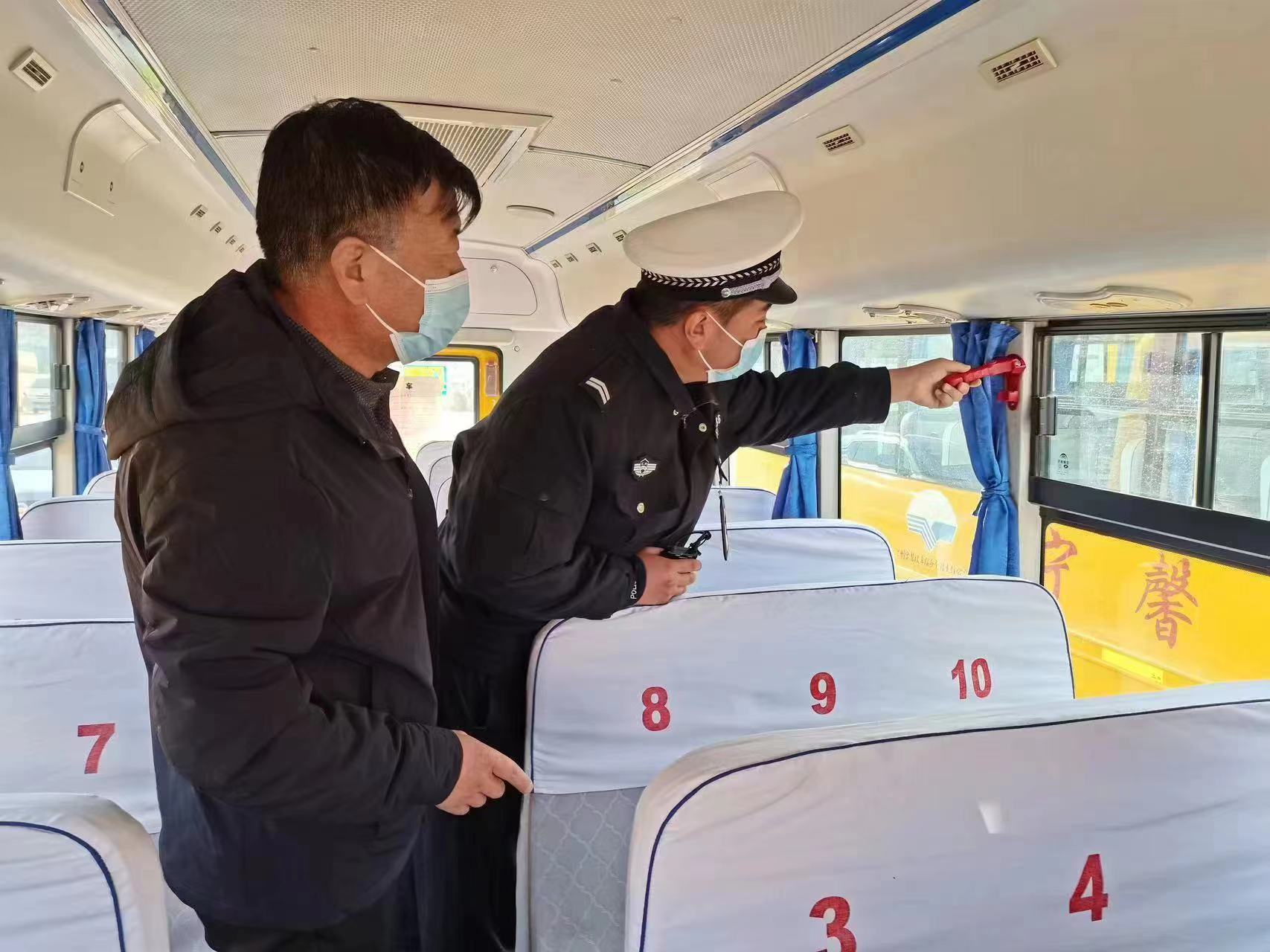 校車“體檢”迎開學。陳璟玉攝