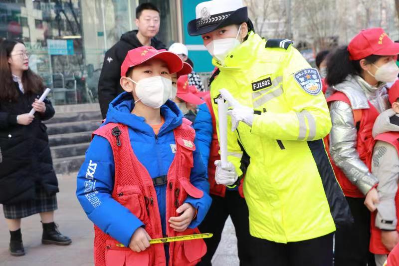 蘭州公安交警開啟“護學崗”模式。范國臣攝