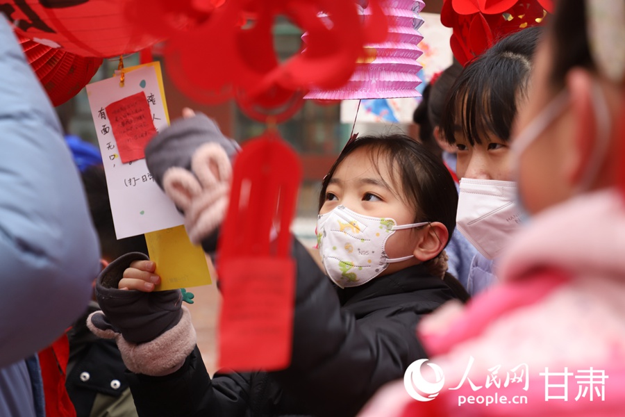 同學們參與猜燈謎活動。人民網 黃帆攝