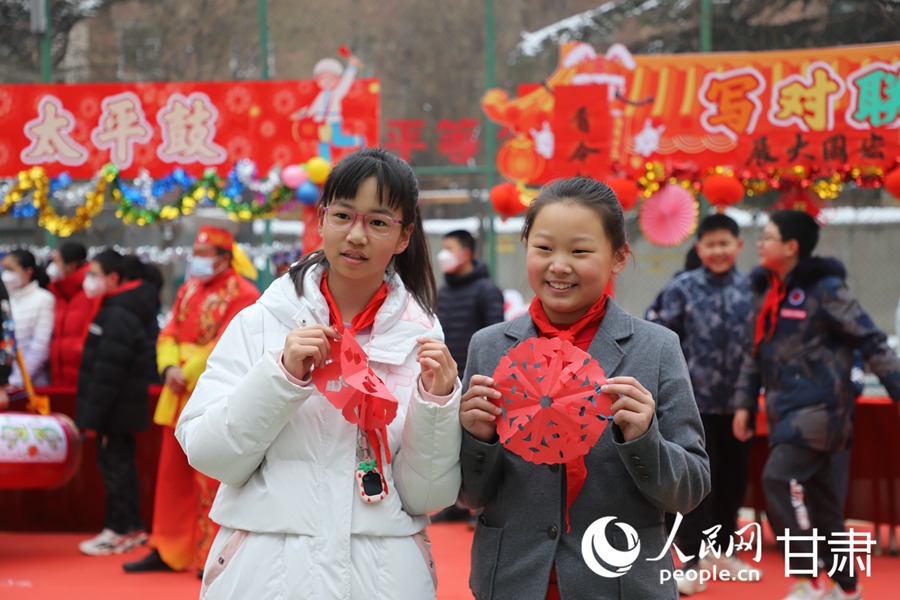 同學們參與剪窗花活動。人民網 黃帆攝
