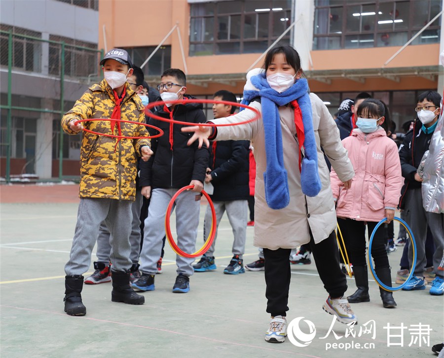 同學們參與套圈活動。人民網 黃帆攝