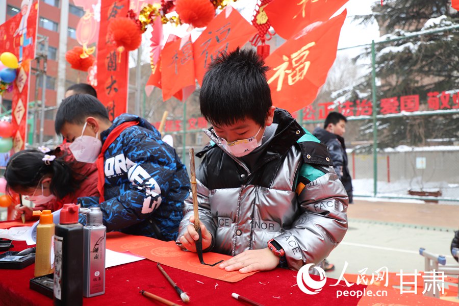 同學們參與寫春聯活動。人民網 黃帆攝