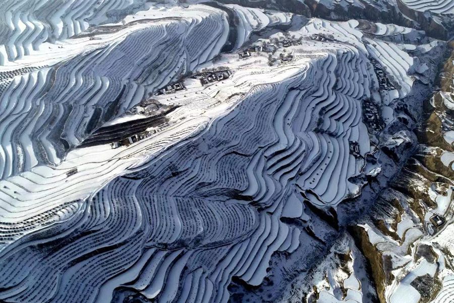 高空俯瞰定西市安定區葛家岔鎮。 王宏賓攝