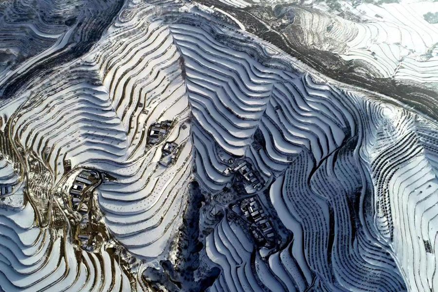 高空俯瞰定西市安定區葛家岔鎮。 王宏賓攝