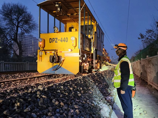 蘭州鐵路局管內隴海線第一階段集中修全面展開。蘭州鐵路局供圖