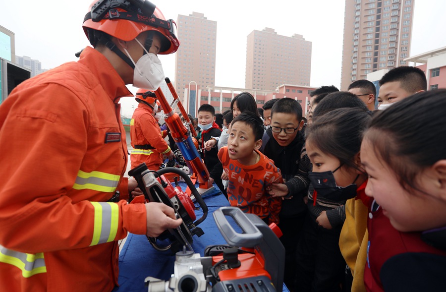 森林消防員向師生介紹滅火裝備。裴海博攝