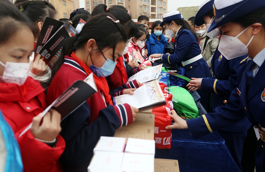 森林消防員向師生發放消防安全應急科普手冊。裴海博攝