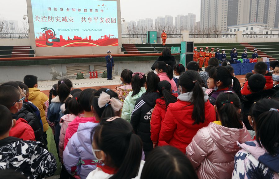 森林消防員為師生講解演練注意事項。裴海博攝