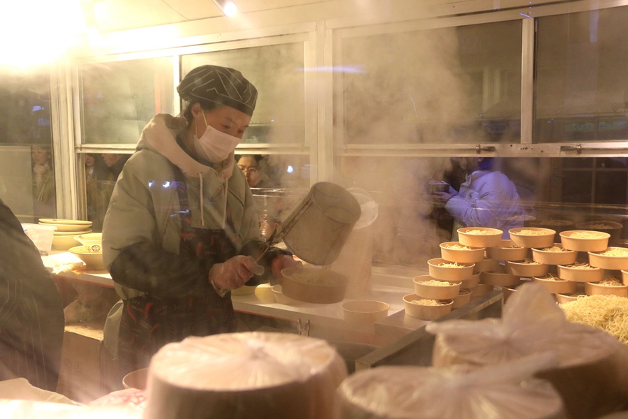 餐飲經營戶制作特色小吃。張曉亮攝