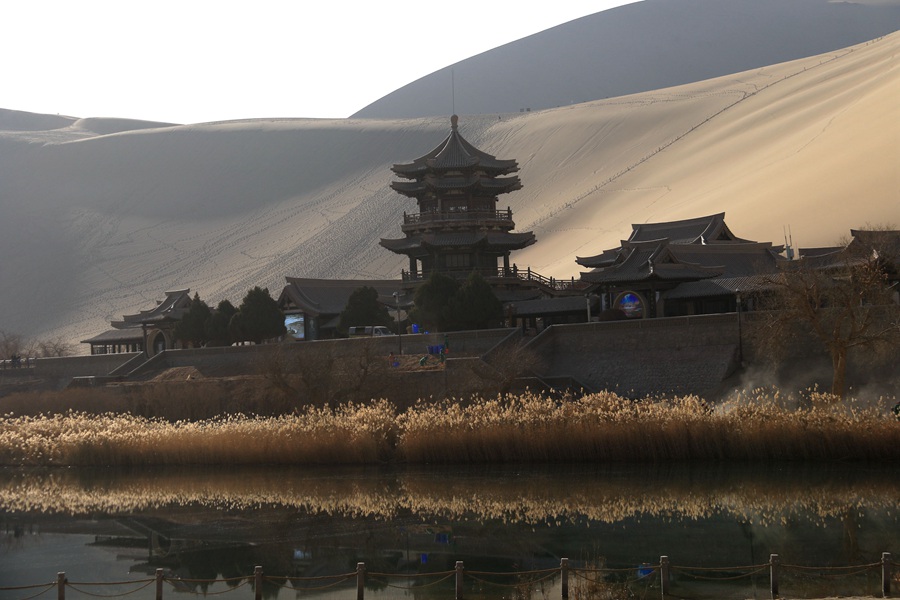 甘肅省敦煌市月牙泉春景。張曉亮攝