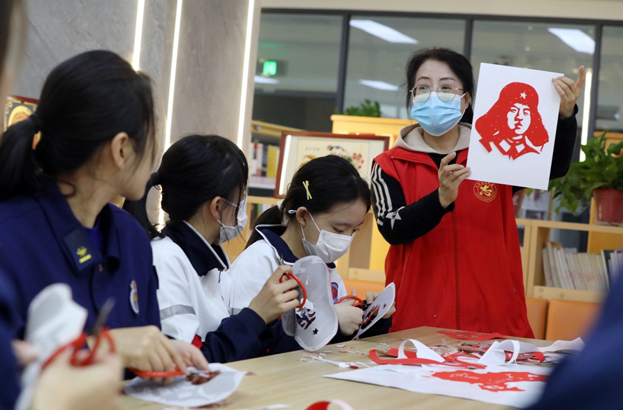 森林消防員與北京八中蘭州分校師生一起學習剪紙。裴海博攝
