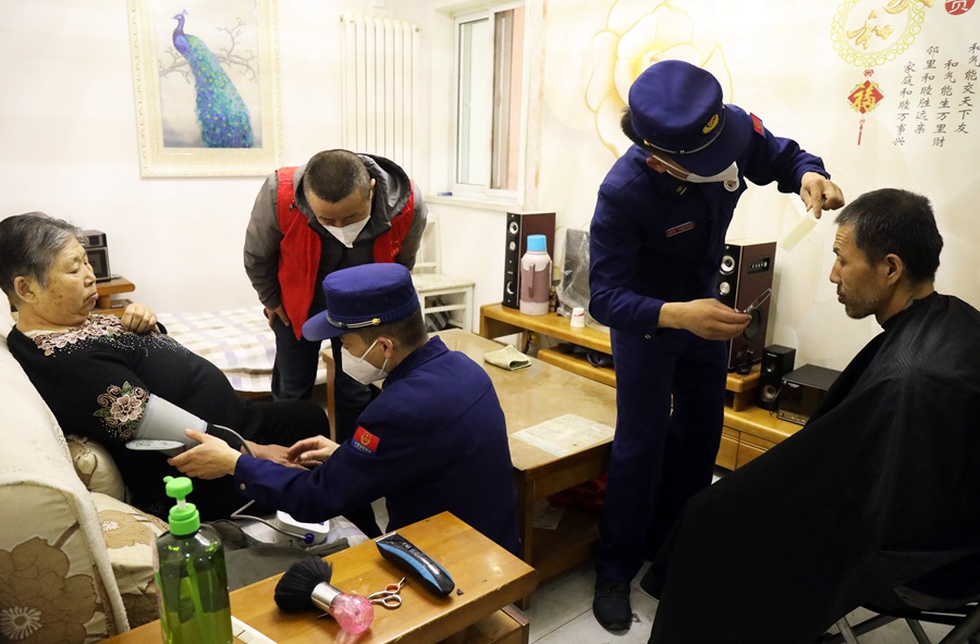 文明實踐活動中，森林消防員為老人做健康監測。裴海博攝