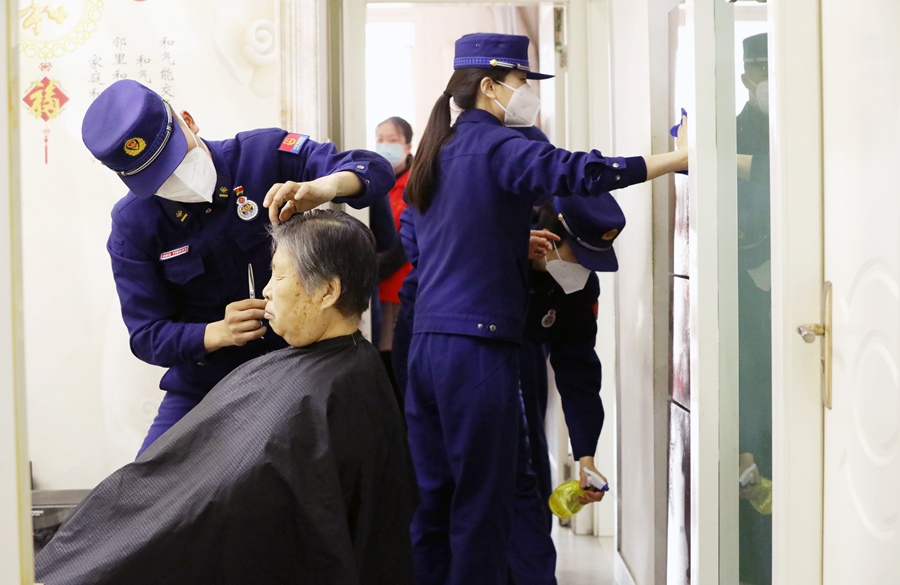 文明實踐活動中，森林消防員為老人理發。裴海博攝