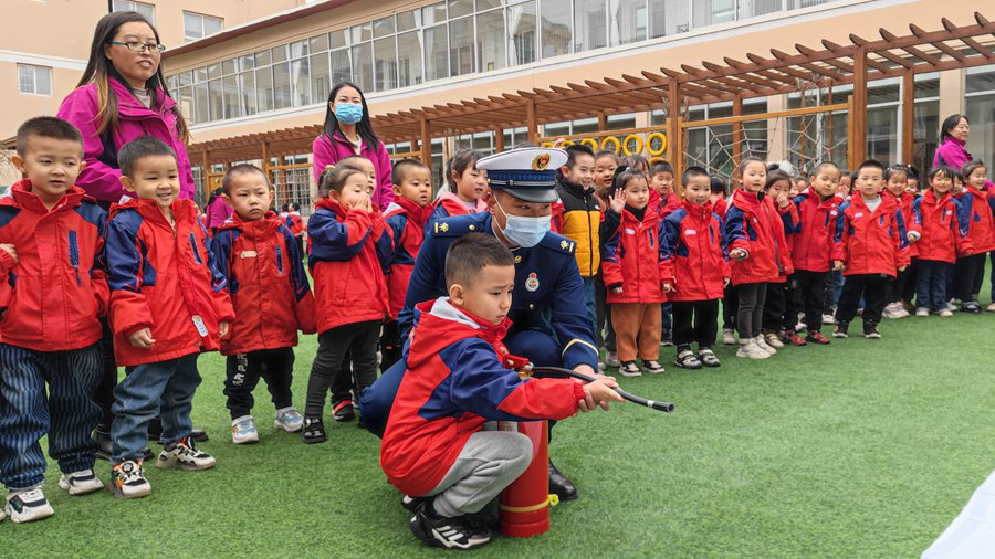 森林消防員指導學生操作滅火器。成鎧攝