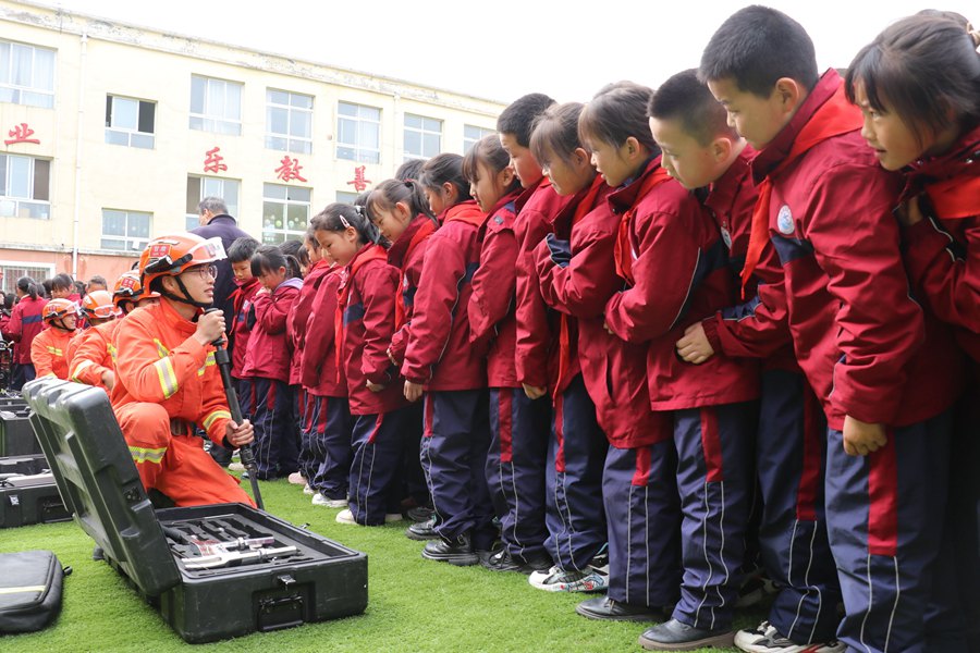 森林消防員為學生們講解消防救援裝備。雍萌源攝