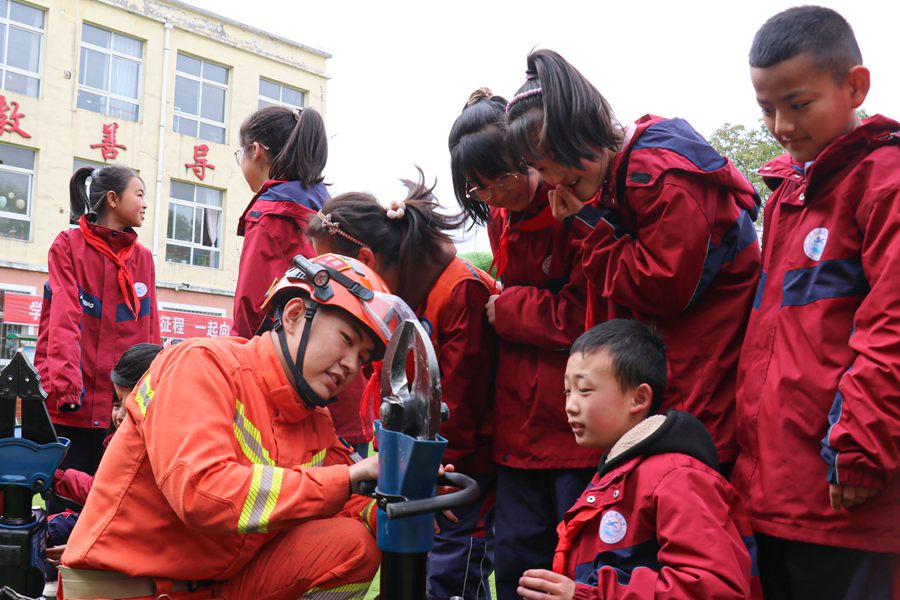 森林消防員正在進行救援裝備科普。雍萌源攝