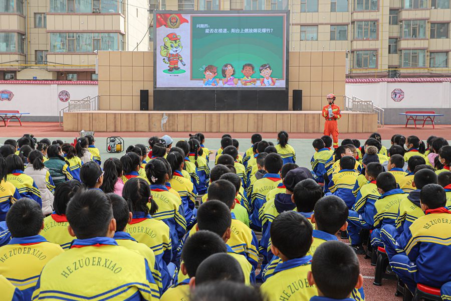 森林消防員講解消防安全知識。姜安平攝