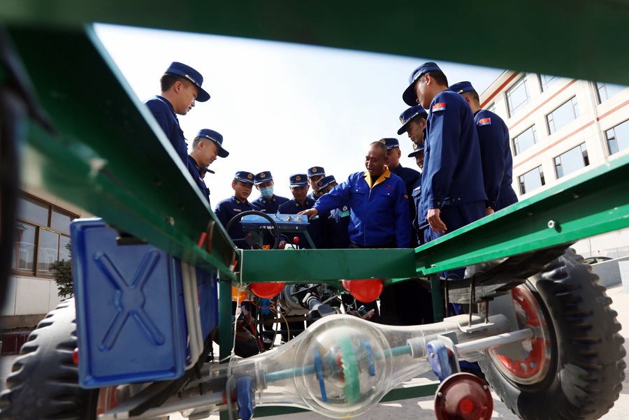 教練員通過模型為增駕學員講解汽車基礎構造。甘肅省森林消防總隊供圖