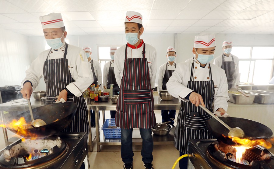 烹飪專業學員開展實操訓練。甘肅省森林消防總隊供圖