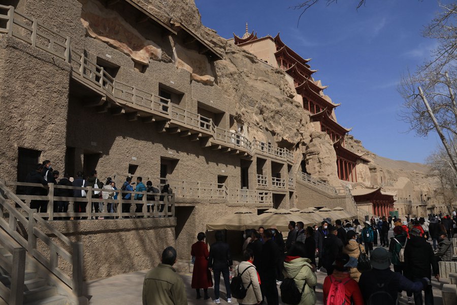 游客在甘肅省敦煌市莫高窟景區游覽。張曉亮攝