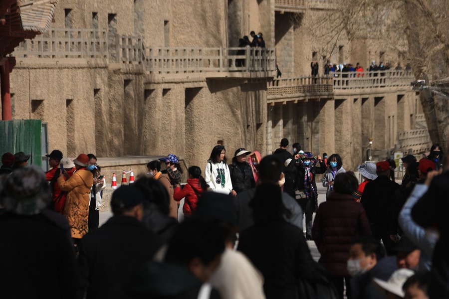 游客在甘肅省敦煌市莫高窟景區游覽。張曉亮攝