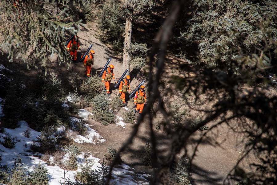 森林消防員正在對重點林區進行巡護。張小軍攝