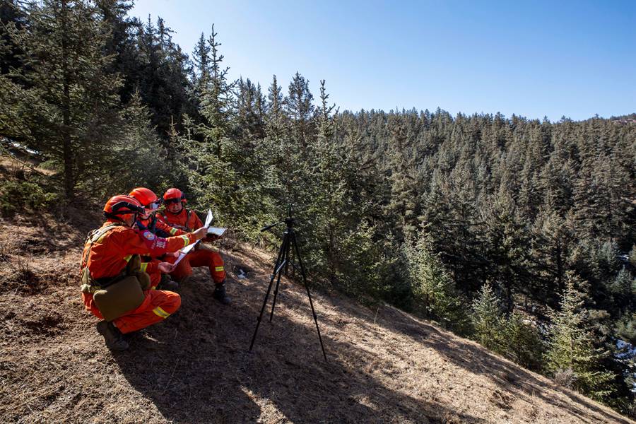 森林消防員正在對重點林區進行地圖標注作業。王志榮攝